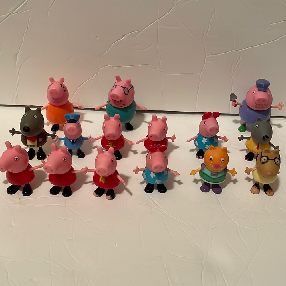 Bundle of peppa pig figures.
